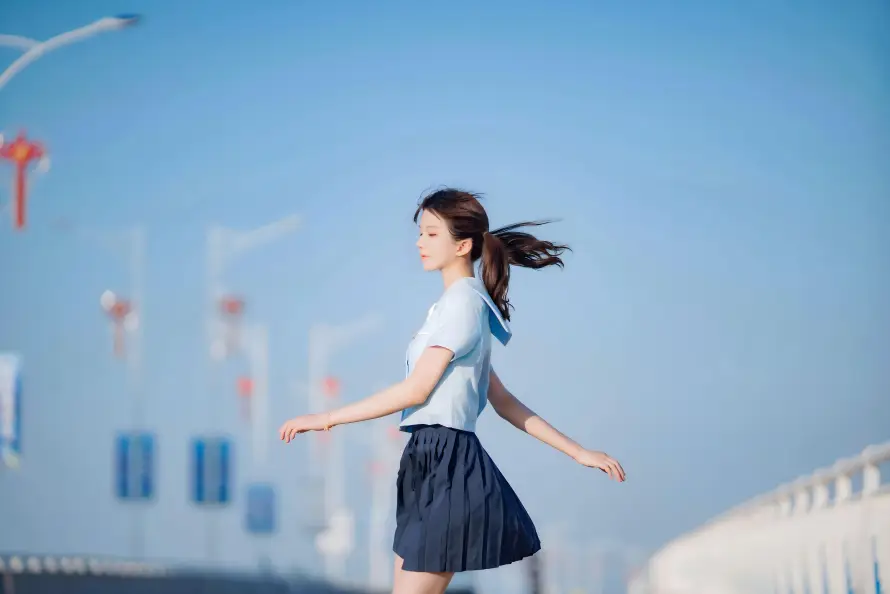 8k户外壁纸-美女 - 蓝天-蓝裙「哲风壁纸」