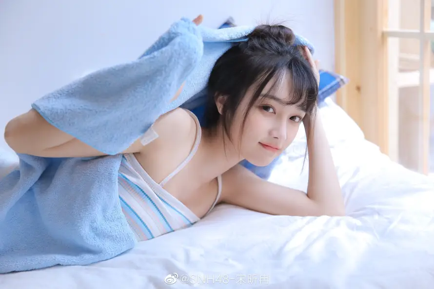 4k卧室壁纸-吊带 - 浴巾-美女「哲风壁纸」