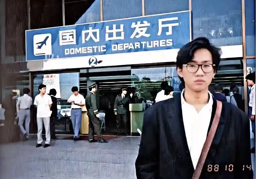 2k复古壁纸-机场 - 行人-黄家驹「哲风壁纸」