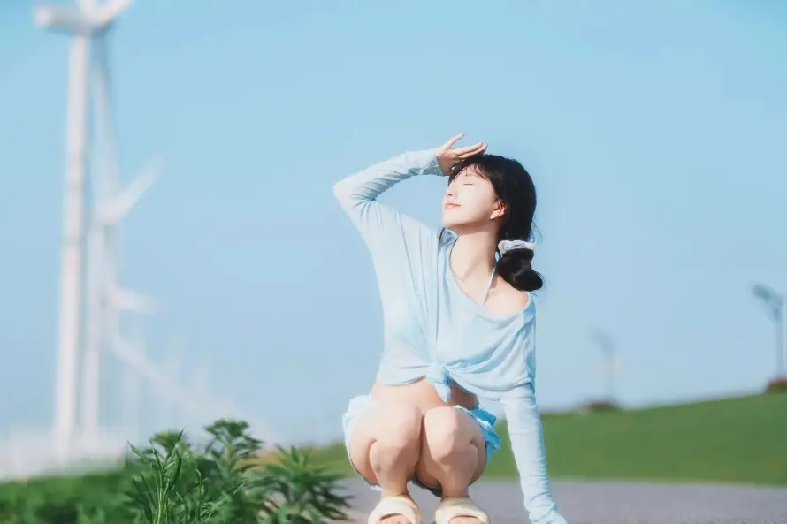 6k户外壁纸-美女 - 草地-蓝天「哲风壁纸」