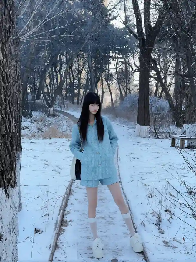 4k冬季壁纸 - 女孩 - 树林 - 白丝「哲风壁纸」