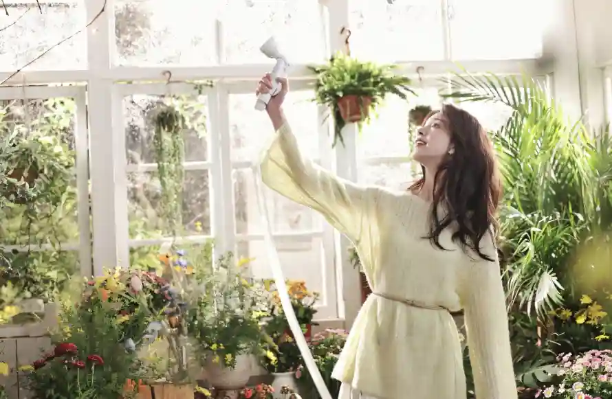 2k园艺壁纸-浇花 - 绿植-花卉「哲风壁纸」
