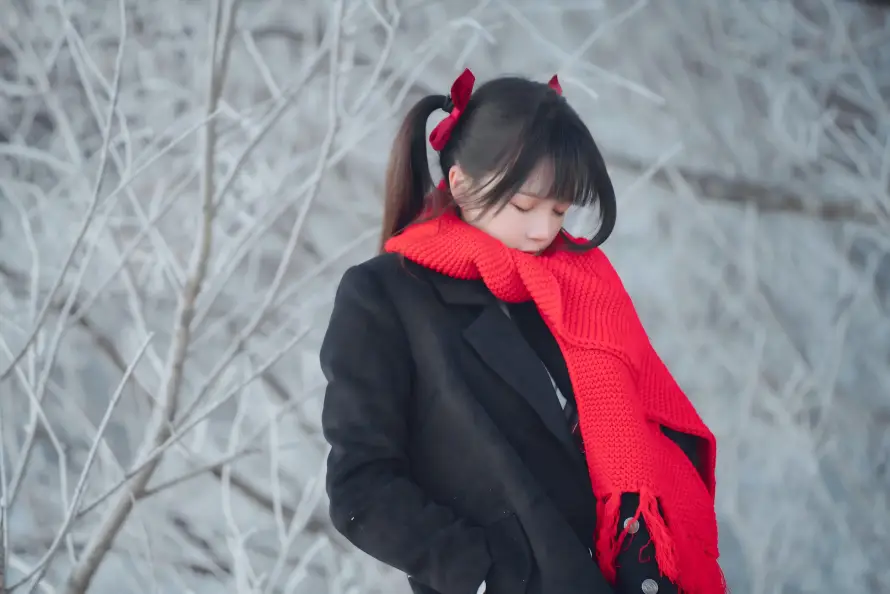8k冬日壁纸-女孩 - 户外-雪地「哲风壁纸」