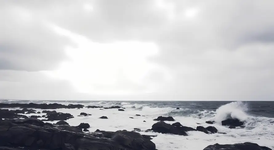 2k云层壁纸-天空 - 岩石-浪花「哲风壁纸」