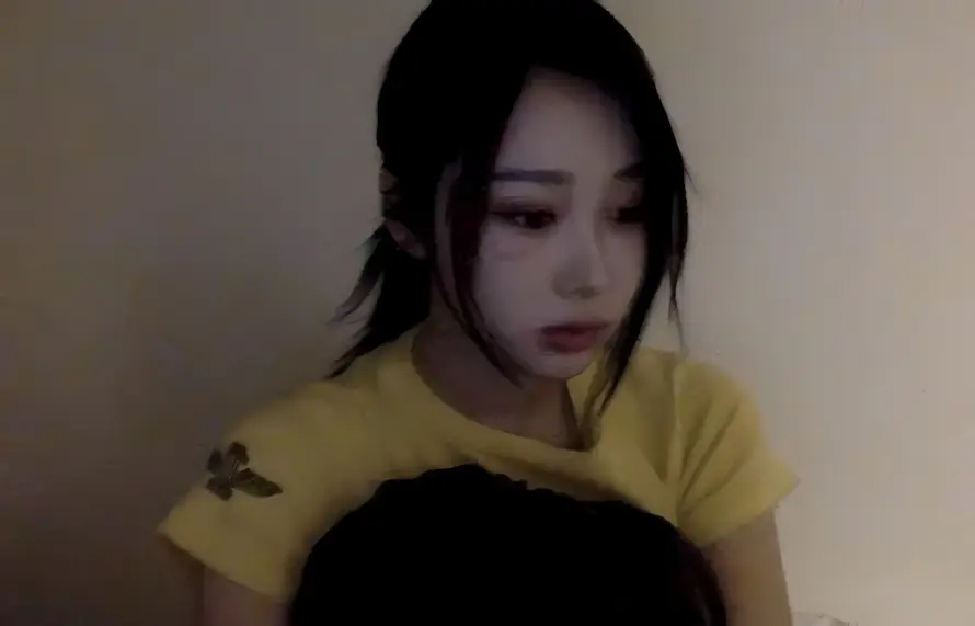 2k女生壁纸-居家 - 悲伤-短袖「哲风壁纸」
