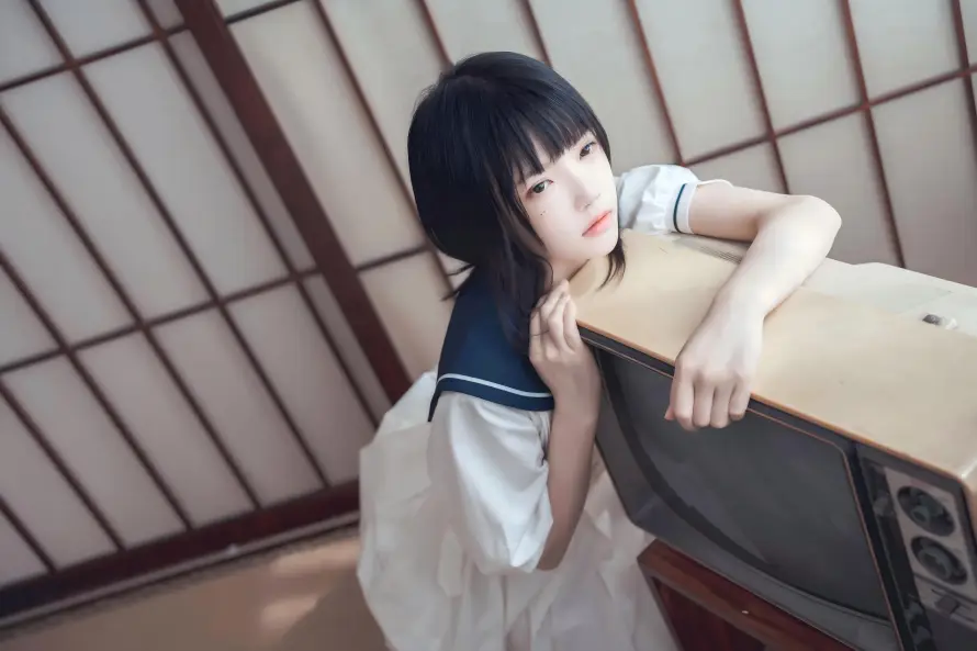 8k室内壁纸-少女 - 居家-校服「哲风壁纸」