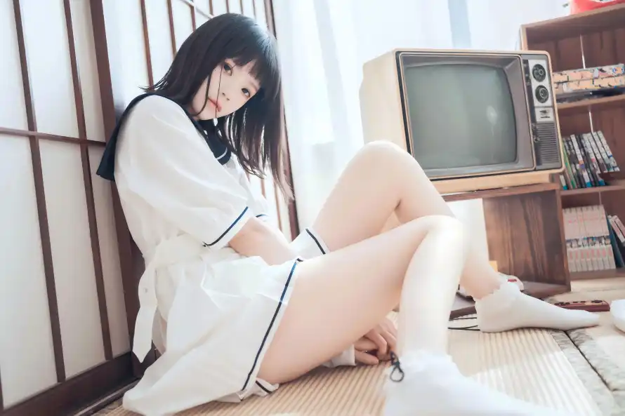 8k书架壁纸-制服 - 坐姿-室内「哲风壁纸」
