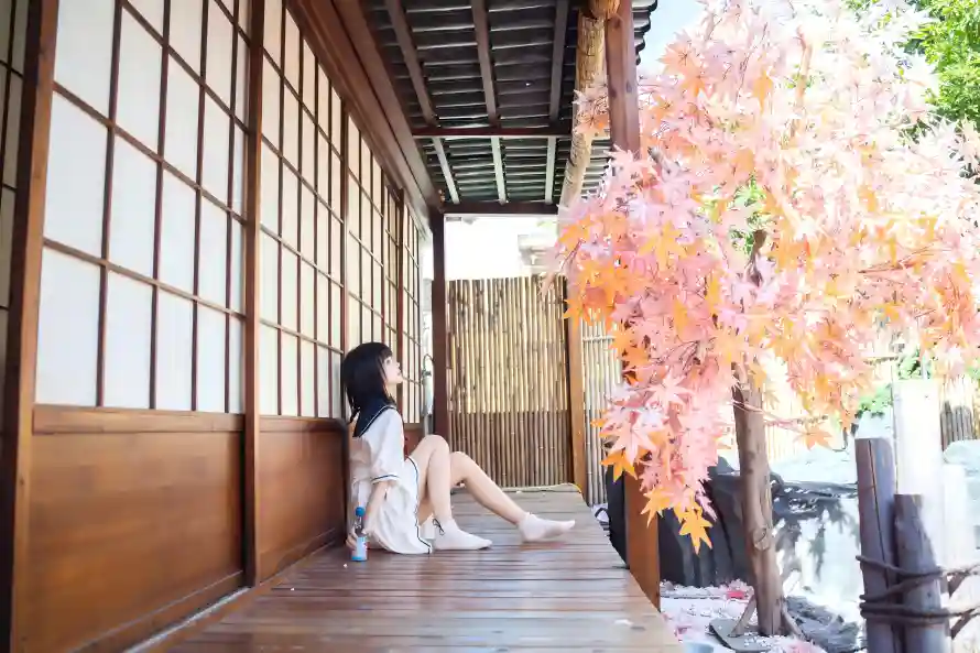 8k休闲壁纸-坐姿 - 居家-温馨「哲风壁纸」