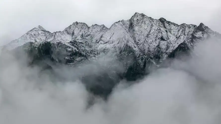 4k云雾壁纸-山峰 - 积雪-阴天「哲风壁纸」