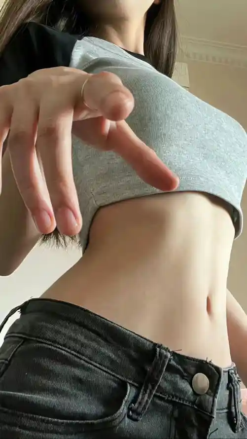 4k美女壁纸 - Ios - 露脐装 - 休闲风格「哲风壁纸」