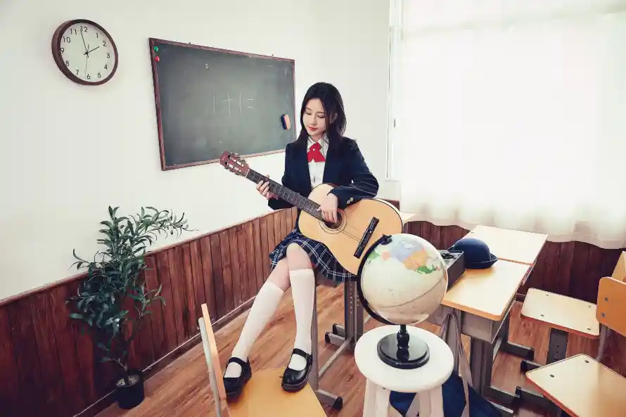 3k吉他壁纸-女孩 - 教室-时钟「哲风壁纸」