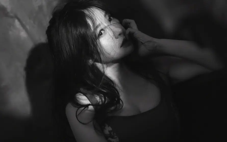 2k光影壁纸-单色 - 复古-女性「哲风壁纸」