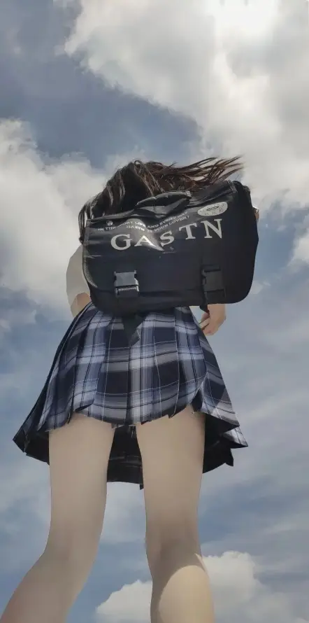 4k天空壁纸 - 女生 - 白云 - 短裙「哲风壁纸」