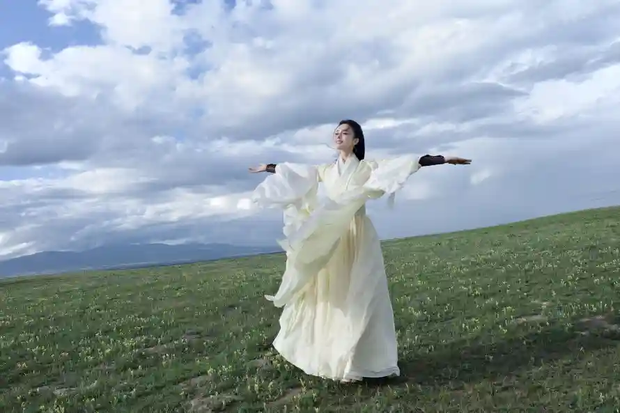 6k云朵壁纸-天空 - 安逸-山脉「哲风壁纸」