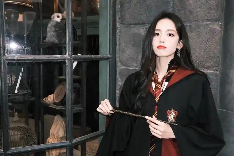 2k橱窗壁纸-魔杖 - 女明星-学院服「哲风壁纸」
