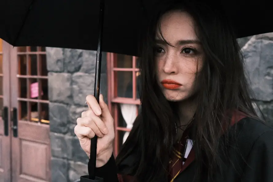 2k红唇壁纸-长发 - 雨天-黑伞「哲风壁纸」