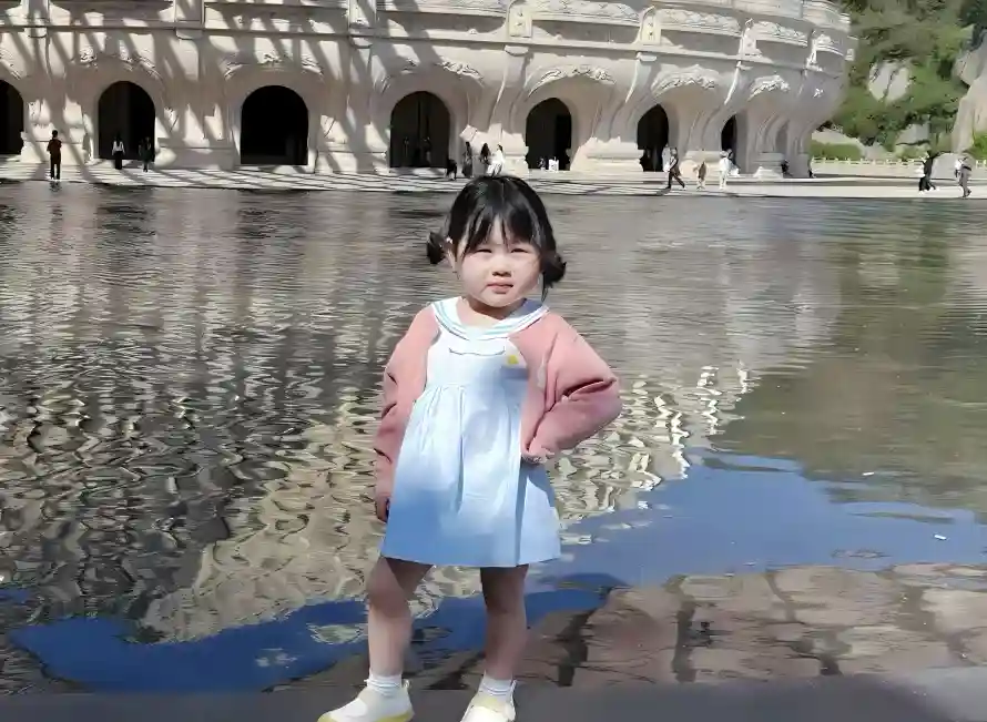 2k倒影壁纸-儿童 - 户外-水池「哲风壁纸」