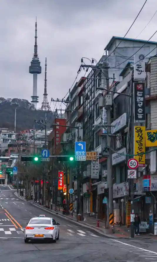 4k建筑壁纸 - 汽车 - 街道 - 阴天「哲风壁纸」