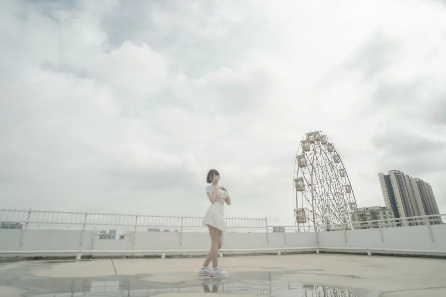 3k天台壁纸-女孩 - 积水-阴天「哲风壁纸」