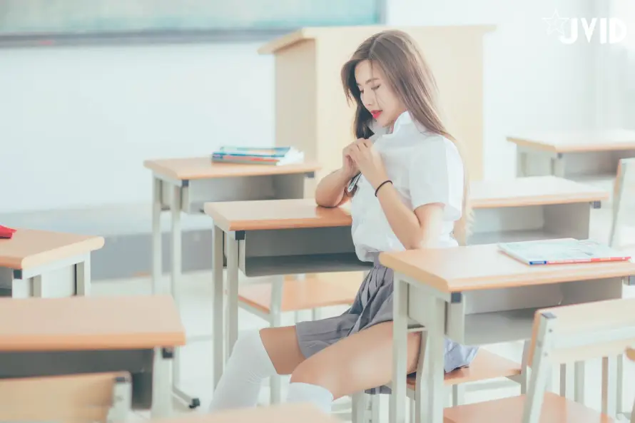 3k书本壁纸-坐姿 - 女生-学校「哲风壁纸」