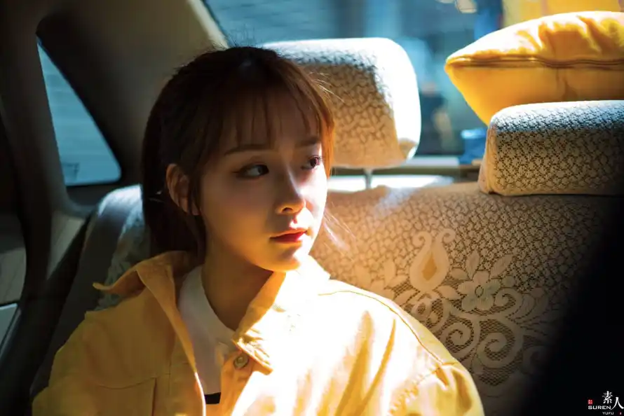 2k女生壁纸-清纯 - 温馨-车内「哲风壁纸」