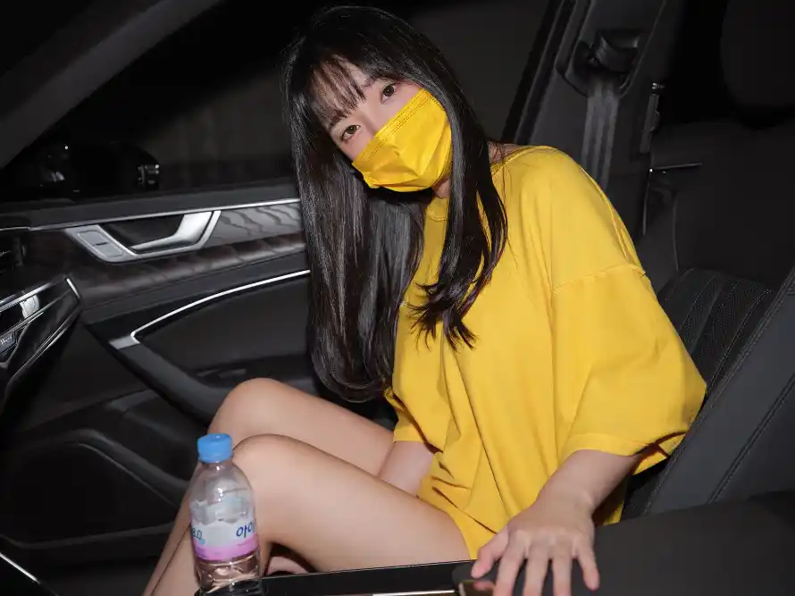 2k写真壁纸-坐姿 - 时尚-汽车「哲风壁纸」