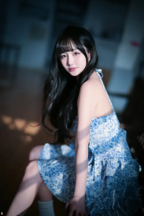 4k坐姿壁纸 - 室内 - 青花瓷 - 女性模特「哲风壁纸」