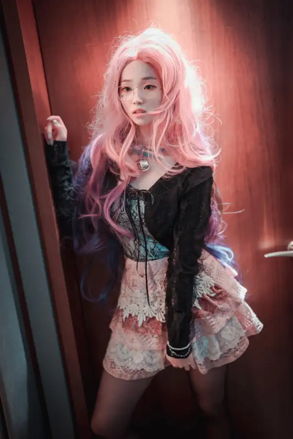 4k可爱壁纸 - 少女 - 暖光 - 木门「哲风壁纸」