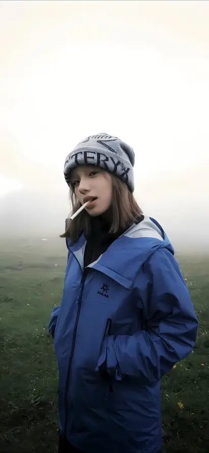 4k吸烟壁纸 - 美女 - 草地 - 雾景「哲风壁纸」