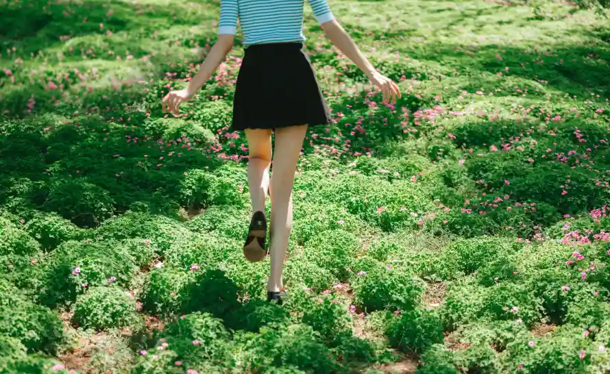 5k奔跑壁纸-安逸 - 小花-背影「哲风壁纸」
