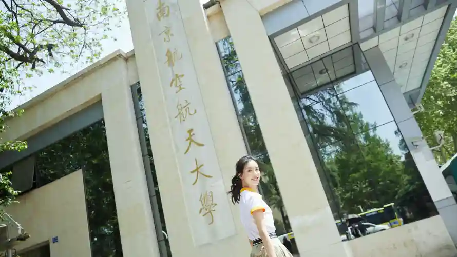 5k建筑壁纸-晴天 - 校园-白裙「哲风壁纸」