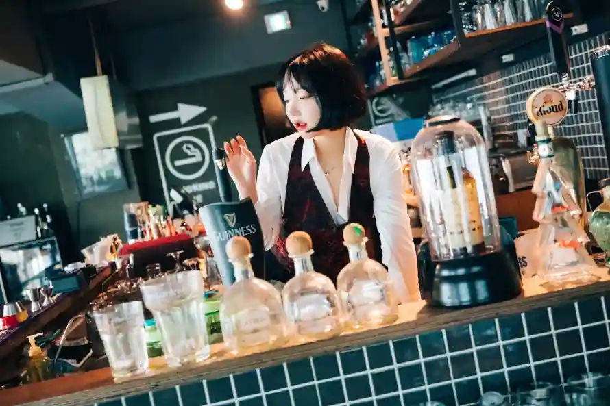 2k吧台壁纸-灯光 - 白色-酒具「哲风壁纸」
