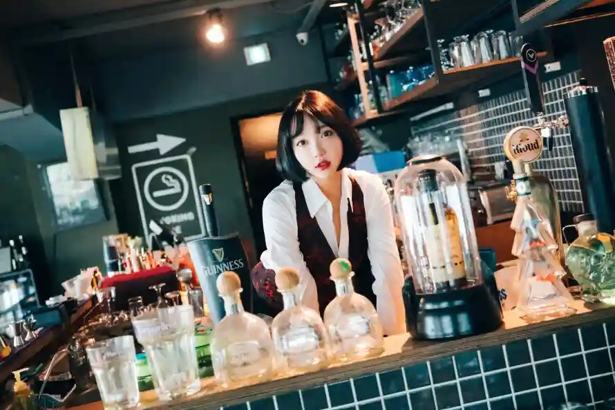 2k吧台壁纸-复古 - 女性-灯光「哲风壁纸」