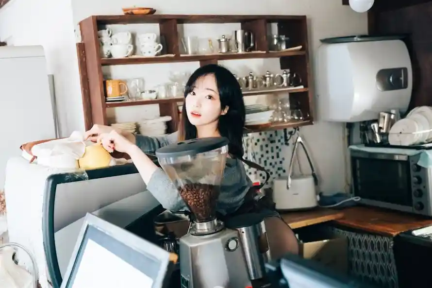 2k休闲壁纸-室内 - 杯子-橱柜「哲风壁纸」