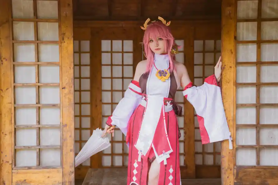 4k粉色壁纸 - 手持伞 - 八重神子 - 古风服饰「哲风壁纸」