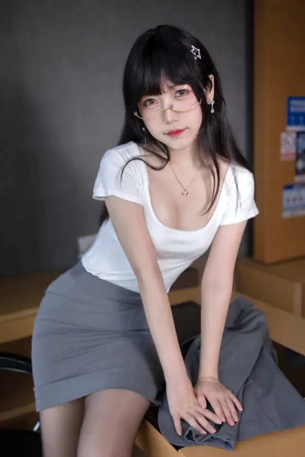 4k发夹壁纸 - 女生 - 室内 - 白色「哲风壁纸」