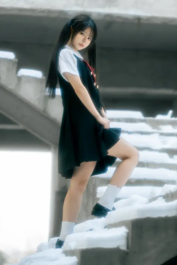 4k冬日壁纸 - 制服 - 少女 - 建筑「哲风壁纸」