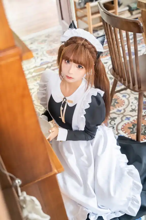 4k复古壁纸 - 少女 - 木椅 - 女仆装「哲风壁纸」