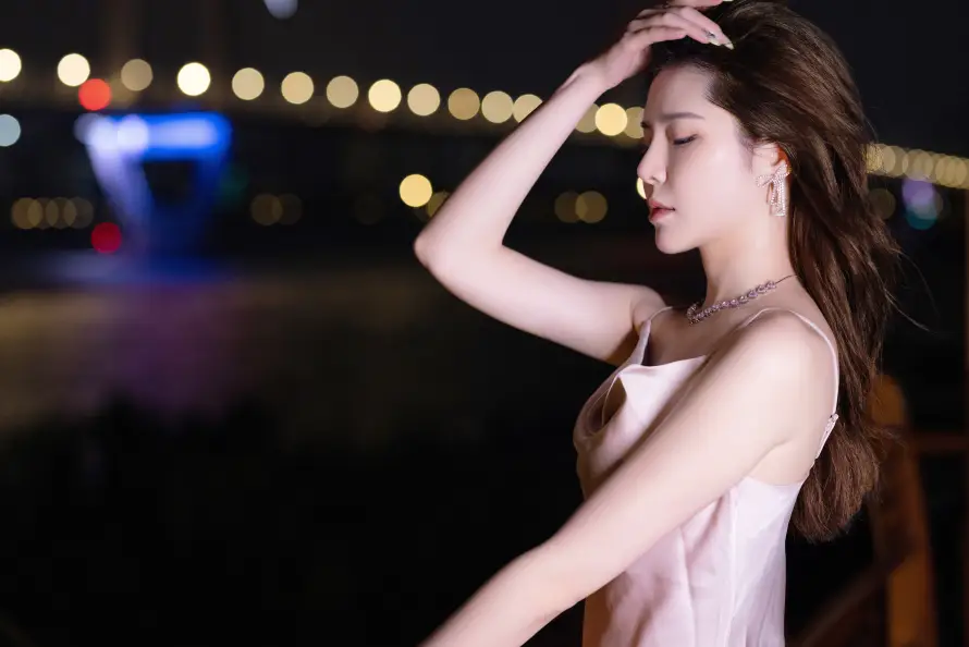 8k城市壁纸-夜晚 - 女性-抚头「哲风壁纸」