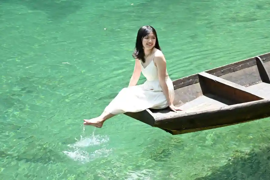 6k夏日壁纸-女孩 - 戏水-木船「哲风壁纸」