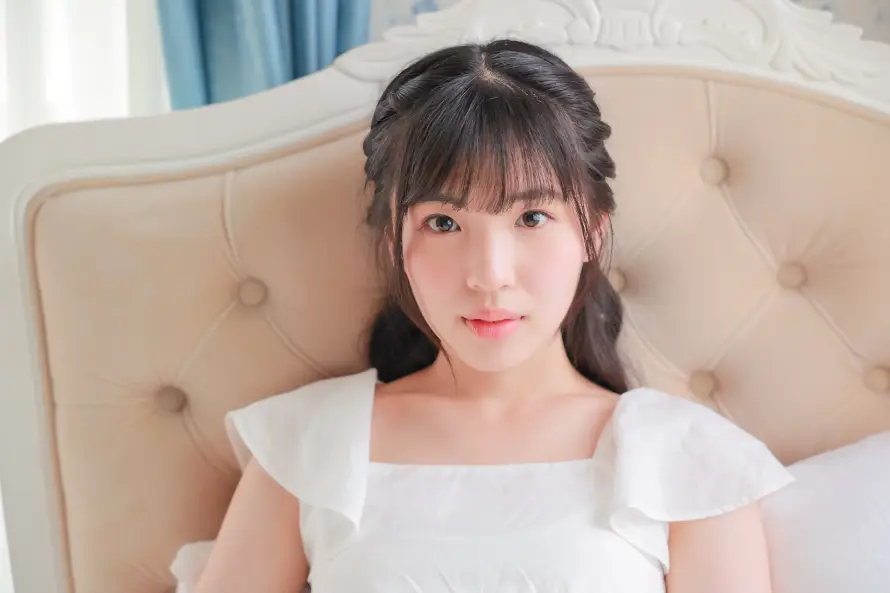 2k卧室壁纸-少女 - 居家-床头「哲风壁纸」