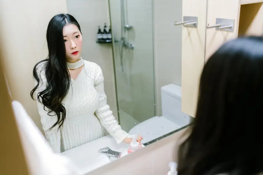 2k女性壁纸-浴室 - 白色-红唇「哲风壁纸」
