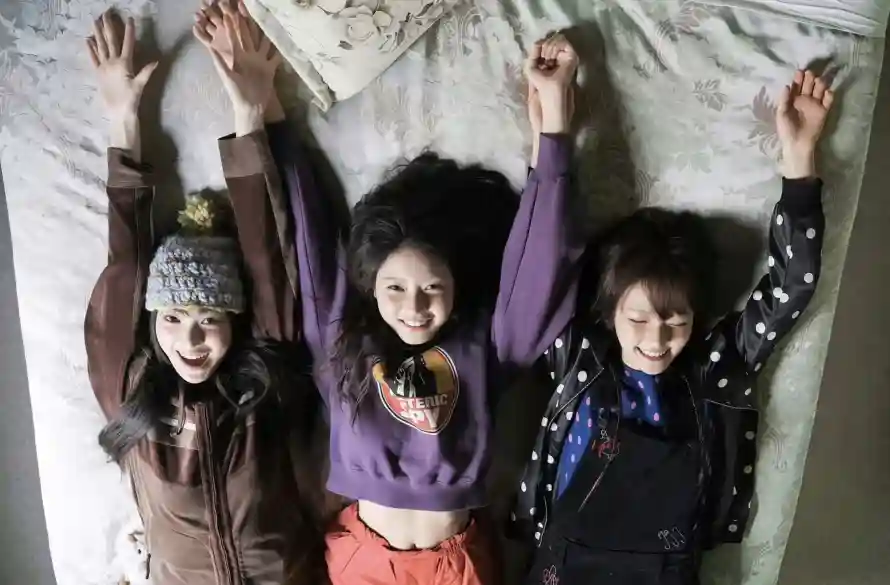 5k三人壁纸-互动 - 休闲-卧室「哲风壁纸」