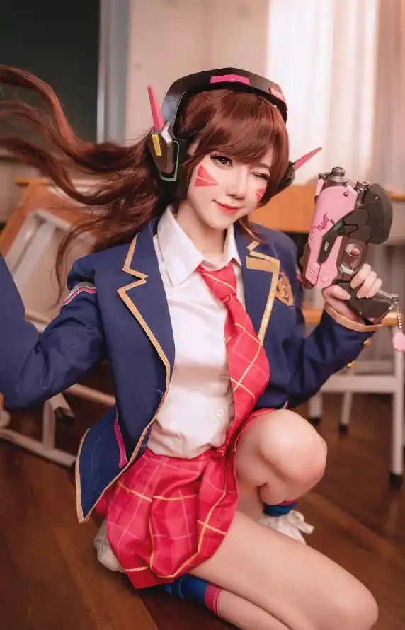 4k教室壁纸 - 校服 - 红裙 - 耳机「哲风壁纸」