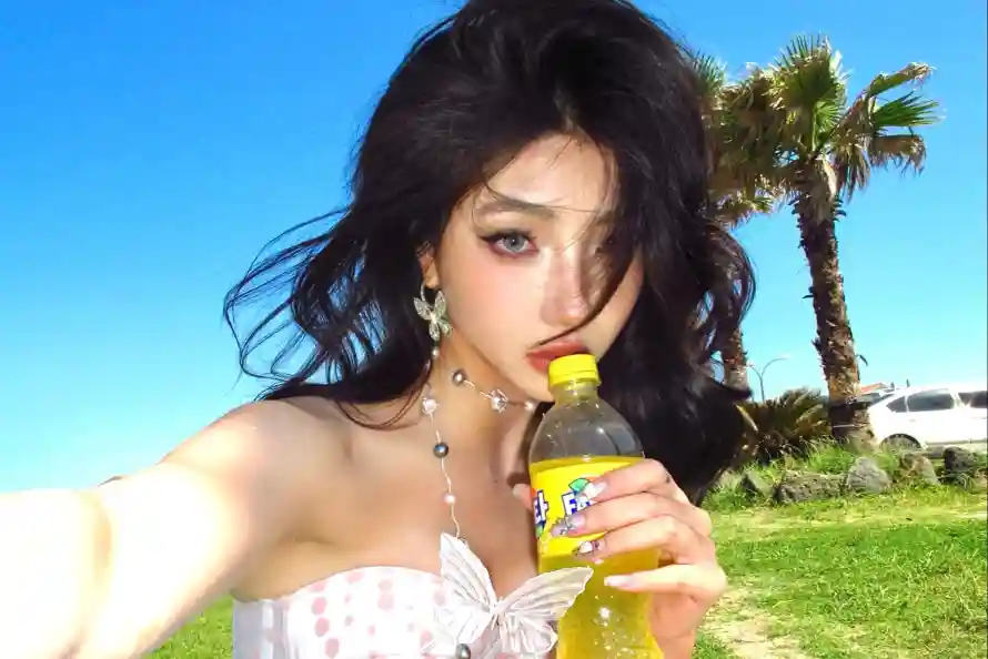 2k卷发壁纸-户外 - 美女-耳环「哲风壁纸」