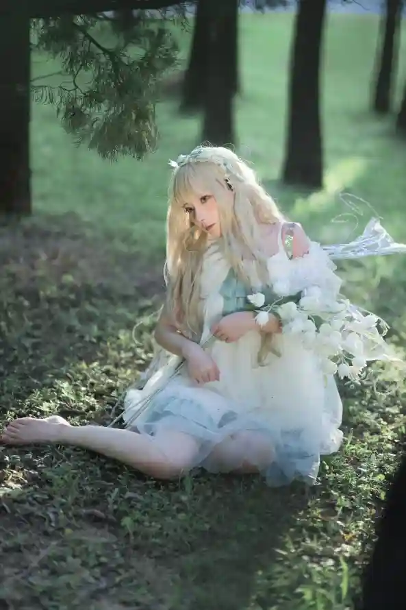 4k坐姿壁纸 - 少女 - 树林 - 梦幻「哲风壁纸」