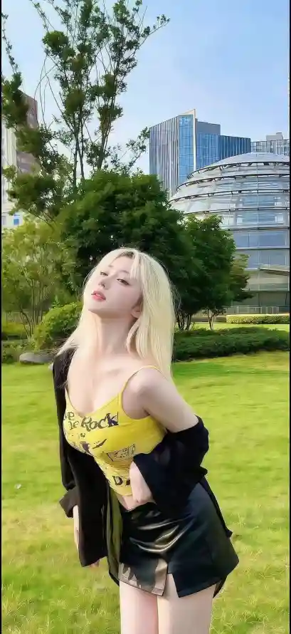 4k户外壁纸 - 短裙 - 绿植 - 美女「哲风壁纸」