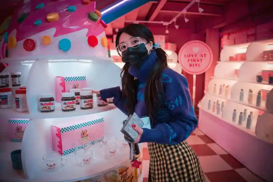 2k口罩壁纸-商场 - 女生-毛衣「哲风壁纸」 2k口罩壁纸-商场 - 女生-毛衣「哲风壁纸」