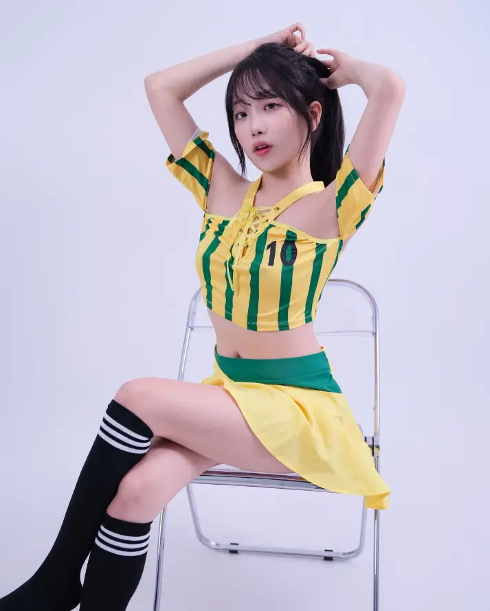 4k坐姿壁纸 - 女生 - 活力 - 足球「哲风壁纸」