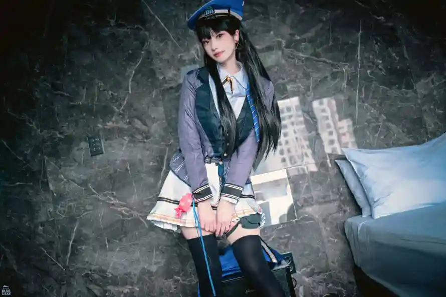 2k坐姿壁纸-踩风 - 小警察-制服穿搭「哲风壁纸」 2k坐姿壁纸-踩风 - 小警察-制服穿搭「哲风壁纸」